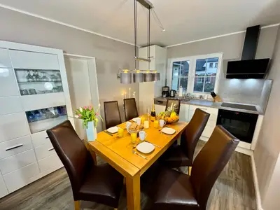 Voll ausgestattete Küche mit Essbereich