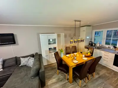 Küche mit großem Esstisch für 6 Personen