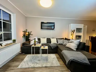 Gemütliches Wohnzimmer mit Schlafsofa