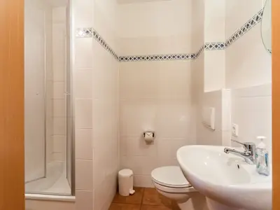 Badezimmer mit Dusche