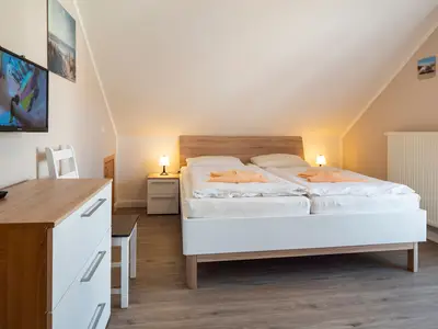 Schlafzimmer mit Doppelbett