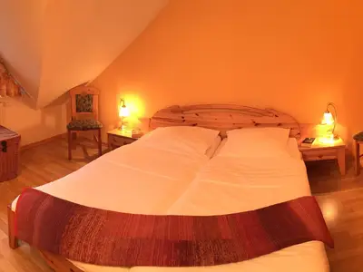 Schlafzimmer mit Doppelbett