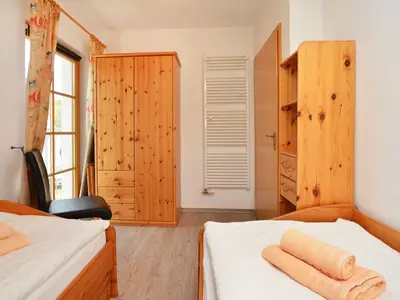 Schlafzimmer mit zwei Einzelbetten