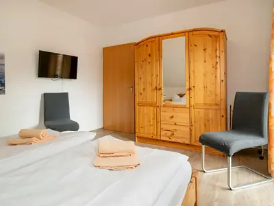 Schlafzimmer mit Doppelbett