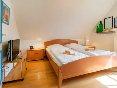 Schlafzimmer mit Doppelbett