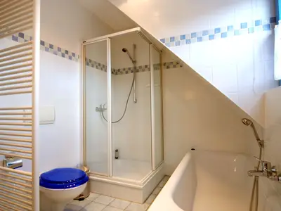Badezimmer mit Dusche und Badewanne