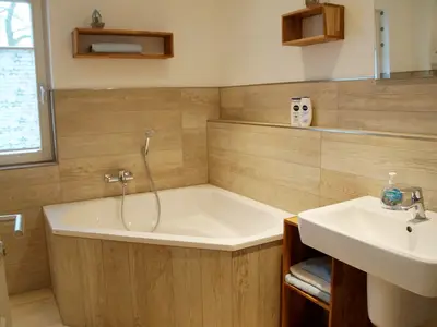 Badezimmer mit Dusche und Badewanne