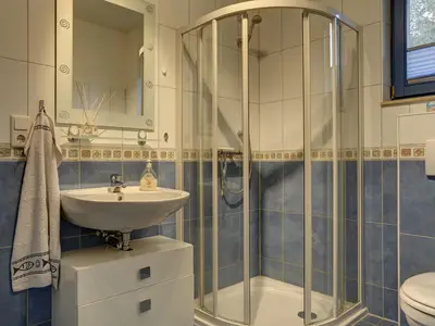 Badezimmer mit Dusche