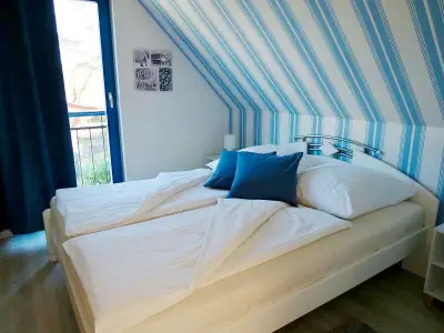 Schlafzimmer mit Doppelbett