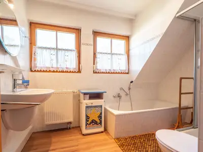Badezimmer mit Badewanne und Dusche