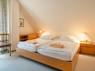 Schlafzimmer mit Doppelbett