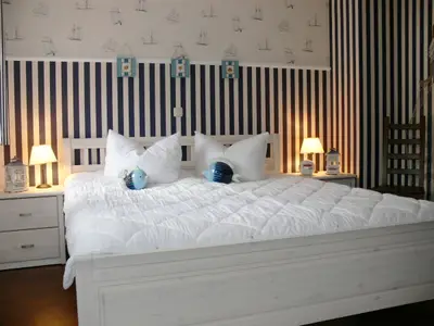 Schlafzimmer mit Doppelbett