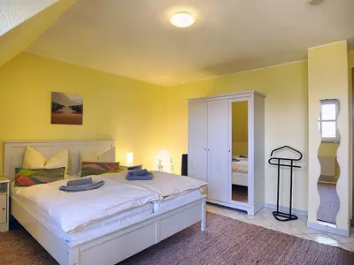 Schlafzimmer mit Doppelbett