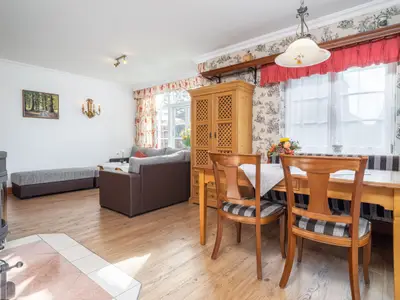 Essbereich mit Blick ins Wohnzimmer