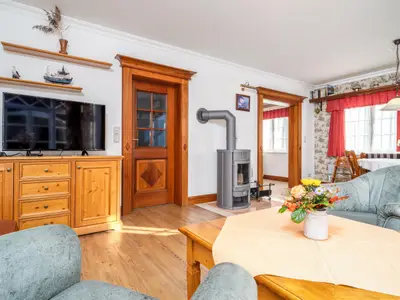 Wohnbereich mit TV und Kamin