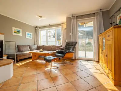 Wohnzimmer mit Zugang zur Terrasse