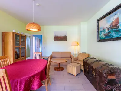 Wohnbereich mit Sofa und Sessel