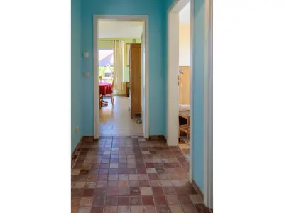 Flur mit Blick ins Wohnzimmer