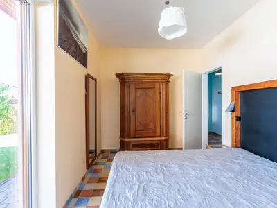 1. Schlafzimmer mit Doppelbett und Kleiderschrank