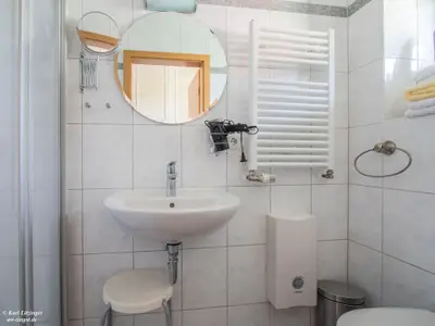 Reethaus Luv: erstes Bad mit DU/WC im EG.