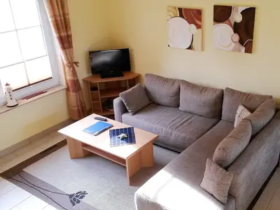 Wohnbereich mit Sofa und TV