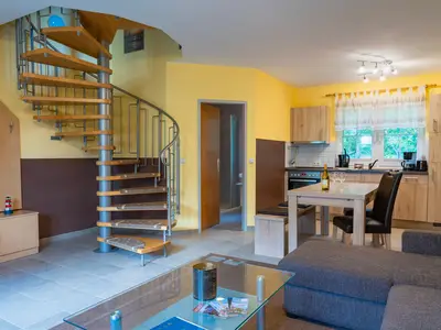 Blick zur Küche und Treppe ins Obergeschoss