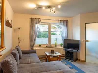 Wohnbereich mit Sofa und TV