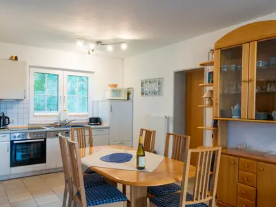 Blick auf Küche und Essbereich