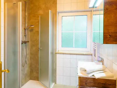 Badezimmer mit Dusche und Waschbecken