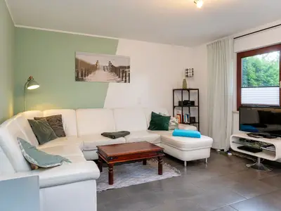 Wohnbereich mit Sofa und TV