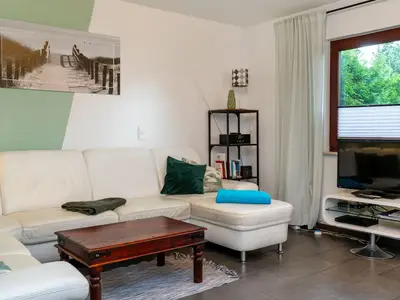 Wohnbereich mit Sofa und TV