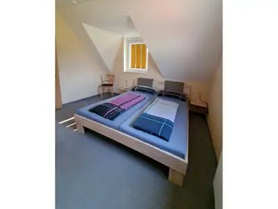 Schlafzimmer mit Doppelbett