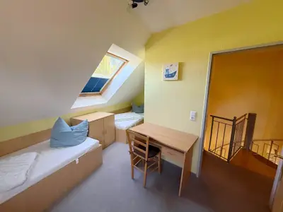 Schlafzimmer mit zwei Einzelbetten