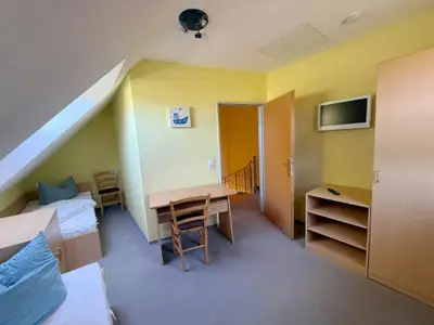 Schlafzimmer mit Einzelbetten und TV