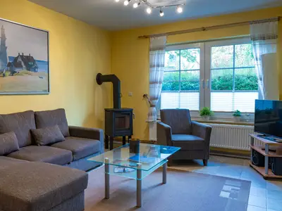 Wohnzimmer mit Kaminofen und TV