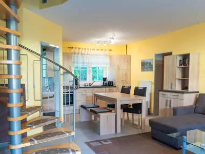 Blick auf Küche und Essbereich