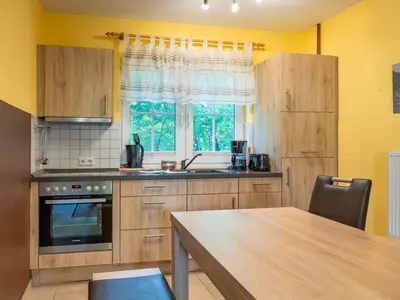 Küchenzeile und Esstisch