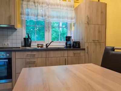 Küchenzeile und Esstisch