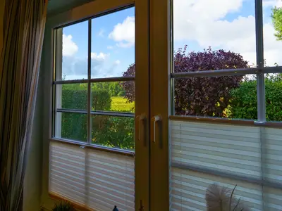 Blick vom Wohnzimmer auf die Terrasse