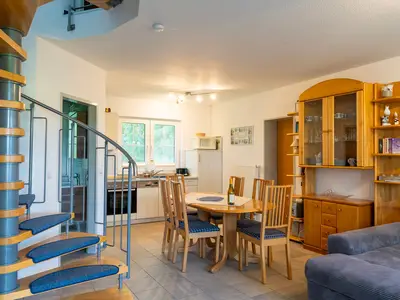 Blick zur Küche und Treppe ins Obergeschoss