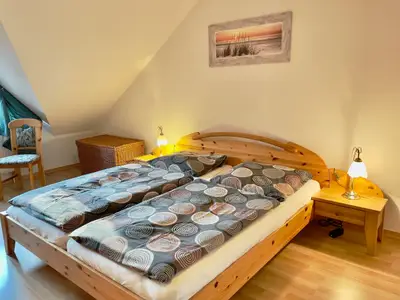 Schlafzimmer mit Doppelbett