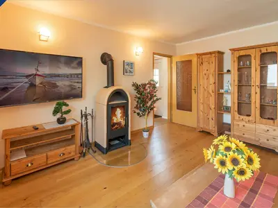 Wohnzimmer mit TV und Kamin