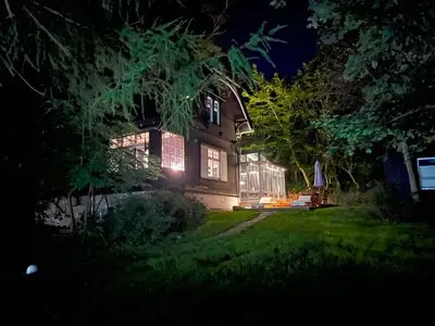 Außenansicht bei Nacht