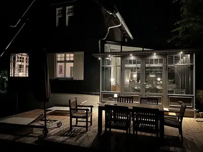 Außenansicht bei Nacht