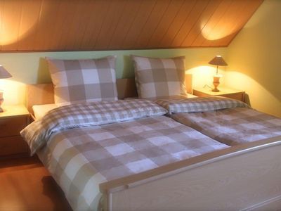 1. Schlafzimmer mit Doppelbett und Kinderbett