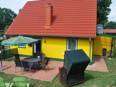 Terrasse. Umzäunter Garten, Sonnenterrasse, Strandkorb und Grill.