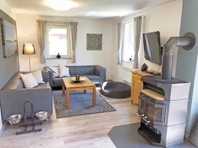 Wohnbereich mit Hülsta Ledergarnituren, Kamin, 43''TV, Blu Ray Player und Wii.