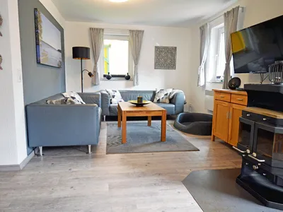 Gemütlicher Wohnbereich mit sechs Sitzplätzen und Platz für Ihren Hund.