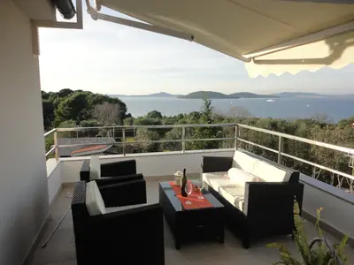 Terrasse. bequeme Sitzgruppe und fantastischer Meerblick von der Dachterrasse
