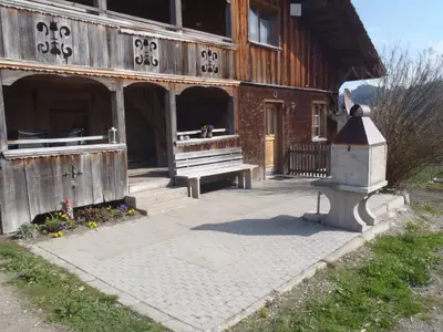 Terrasse (Tisch Stühle und Sonnenschirme vorhanden)